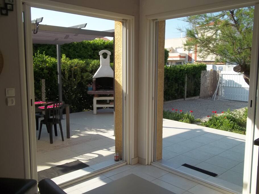 vue de la cuisine avec ouverture complete des fenêtres