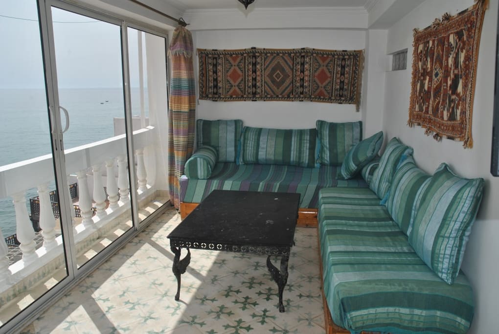 Fabulous sitting-room where you can sun-bathe and hear the waves.