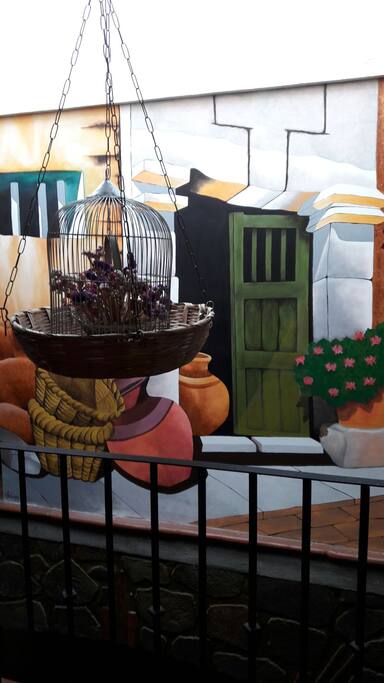 Disfruta de un mural pintado por una artista mexicana.
