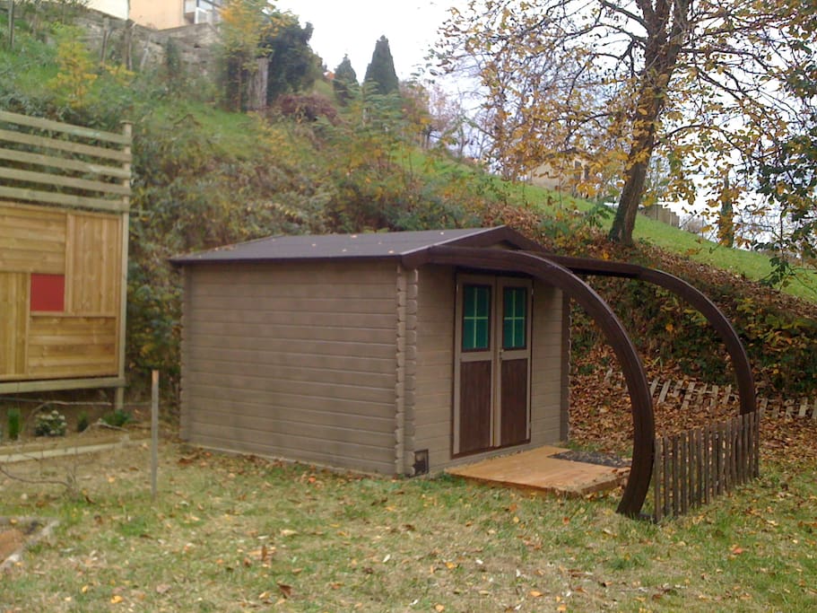 Chalet dans le jardin