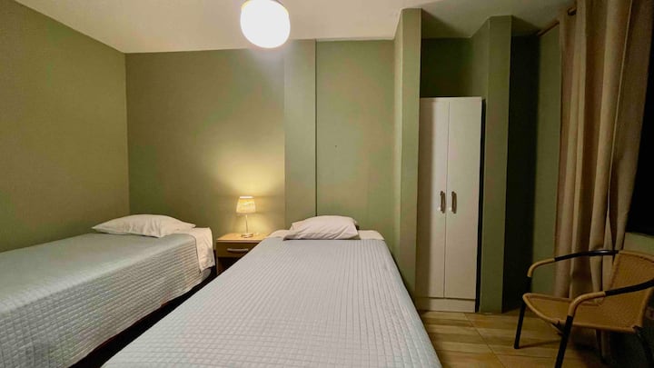 Segunda habitación.

Tiene ropa de cama y toallas.