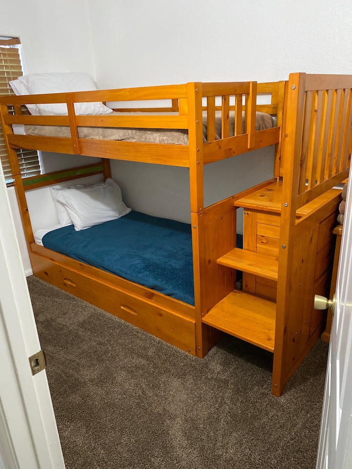 غرفة النوم الثالثة - تحتوي هذه الغرفة على سرير بطابقين مع سرير متحرك حتى ثلاثة أسرّة مزدوجة