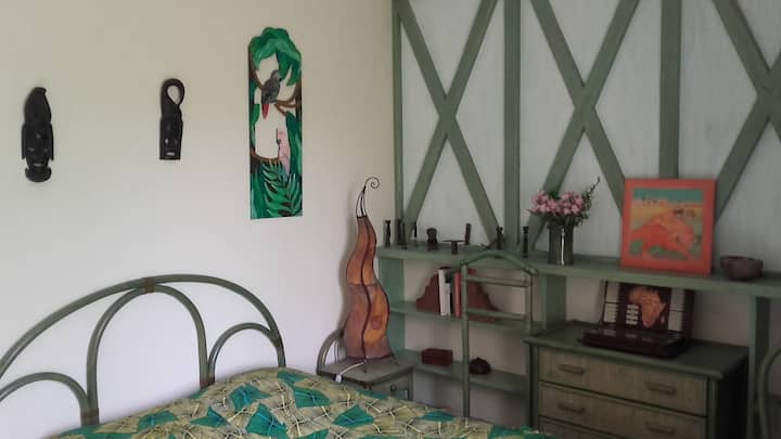 غرفة غريبة مع ديكور أفريكا في قلب Périgord Pourpre