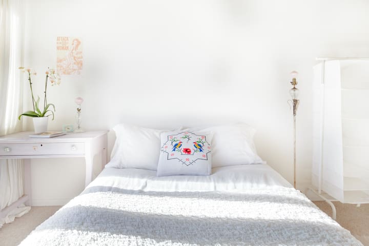 Light Filled Bohemian Haven with Hot Tub and Mountain Views gallery image 5