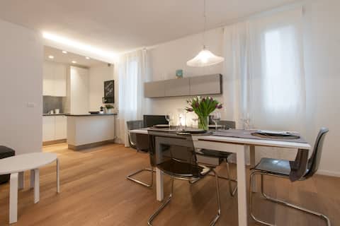 Popular Airbnb listing: Quiet canal flat in Venice Dorsoduro M0270424517 in Venezia
