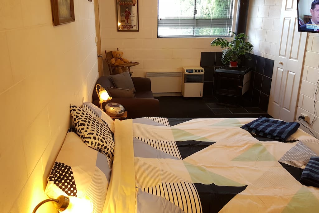 Comfy Queen bed and Couch. Flat Screen TV.. Free WiFi, heating, cooling