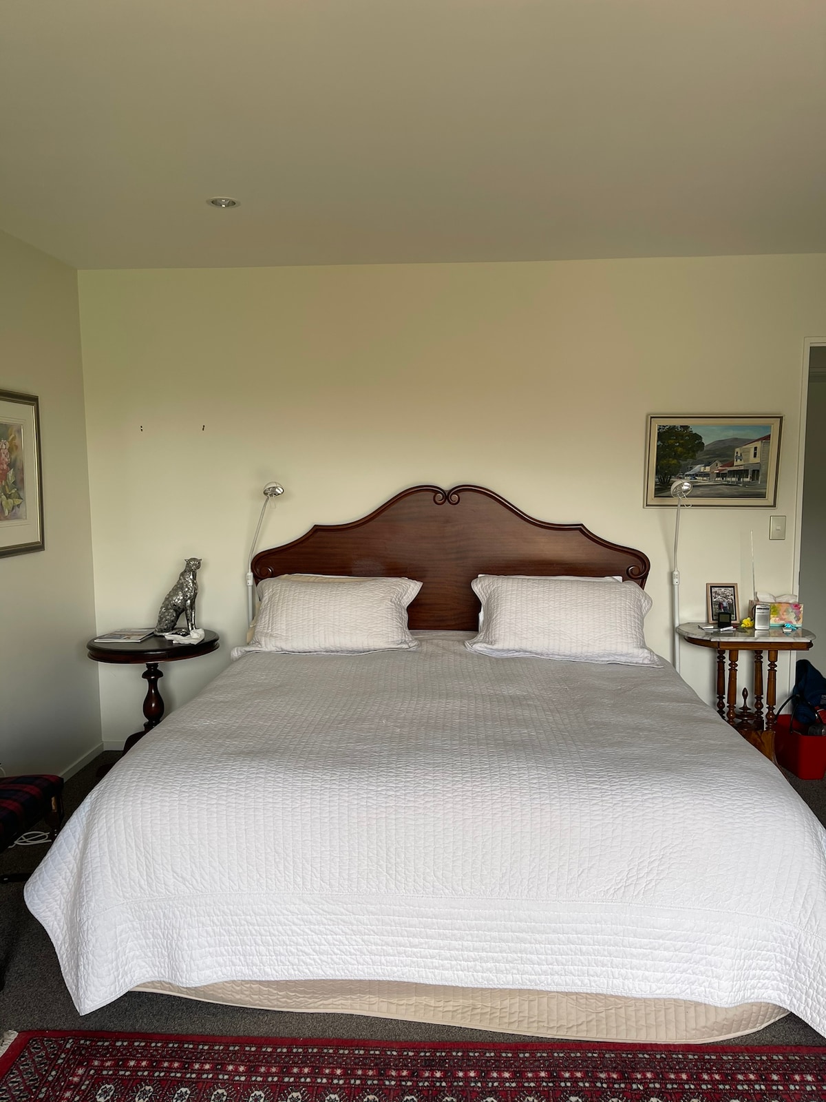 主卧配有超大双人床。 