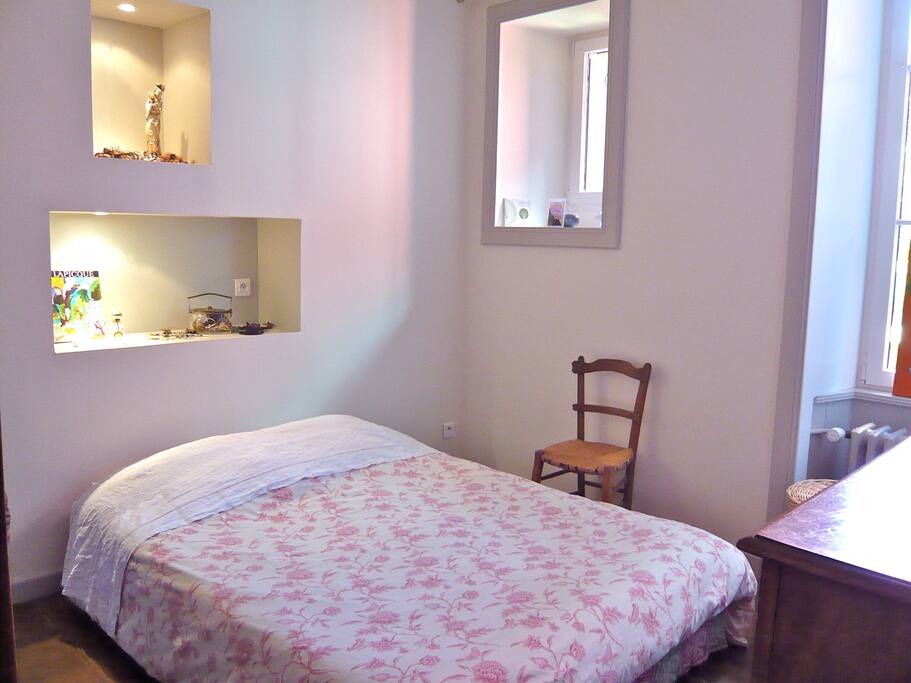 Une chambre calme donnant sur le jardin