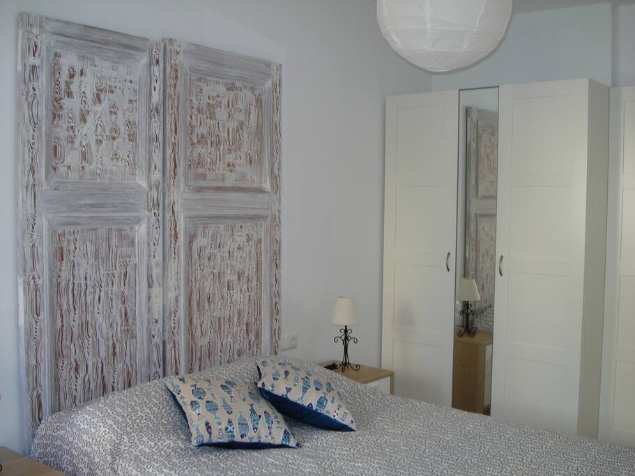 Dormitorio con todas sus comodidades.