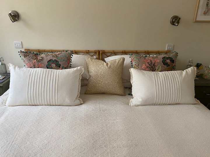 سرير بحجم كينج يمكن استخدامه كمنفردين إذا كان مفضلاً