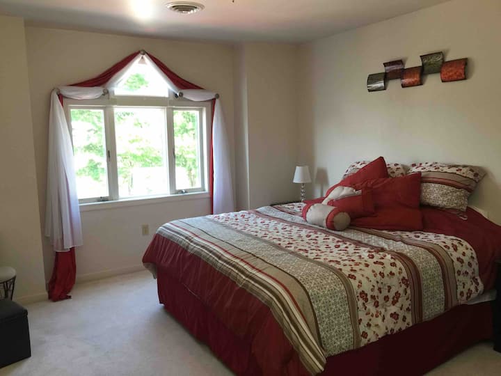 Dirisha kwenye chumba cha kulala cha mwonekano wa bwawa