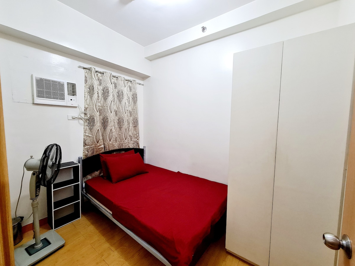 Dormitorio principal con cama doble
