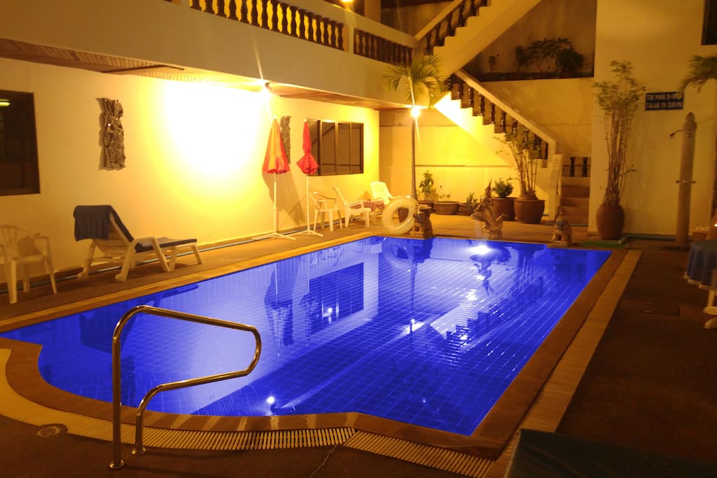 Pool bei Nacht
