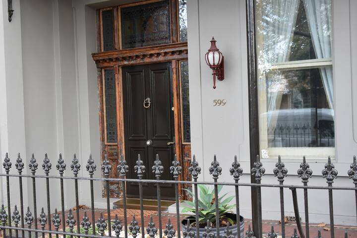 599Luxury – 2min Nth Melb – 10min QVM – Close CBD gallery image 2