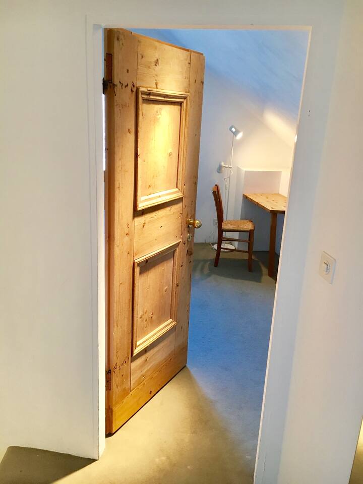 גישה לחדר שינה 1 עם מיטה זוגית