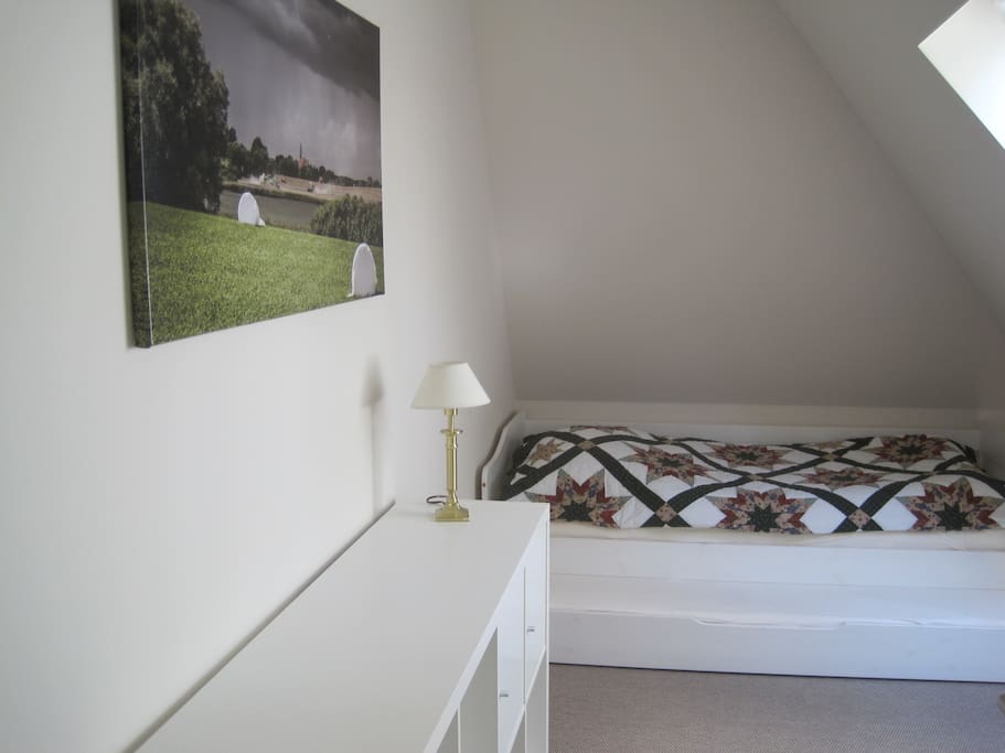Kinderzimmer mit Ausziehbett+TV