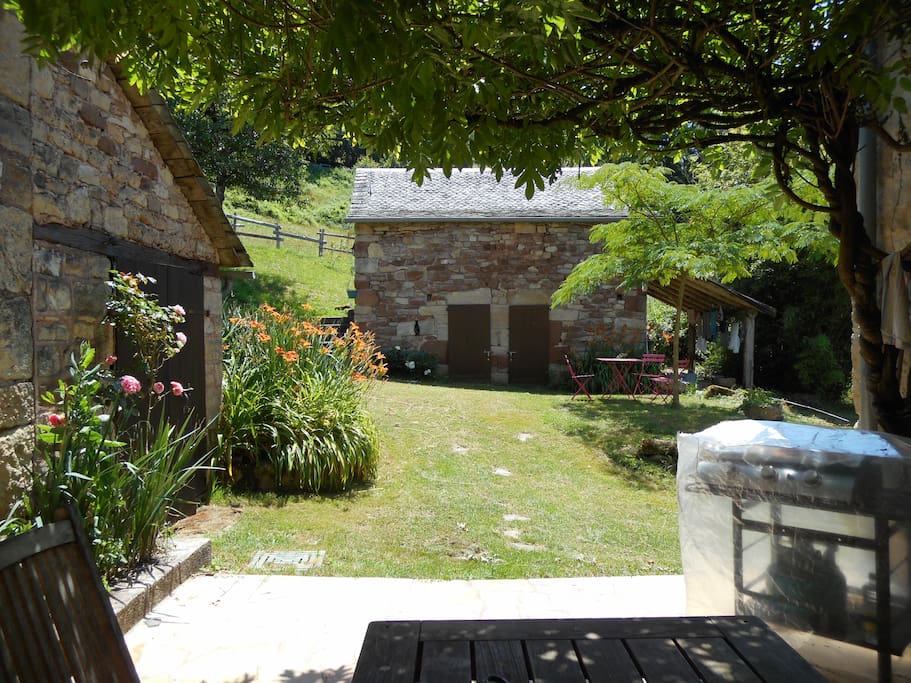 Terrasse maison et vue sur la maisonette