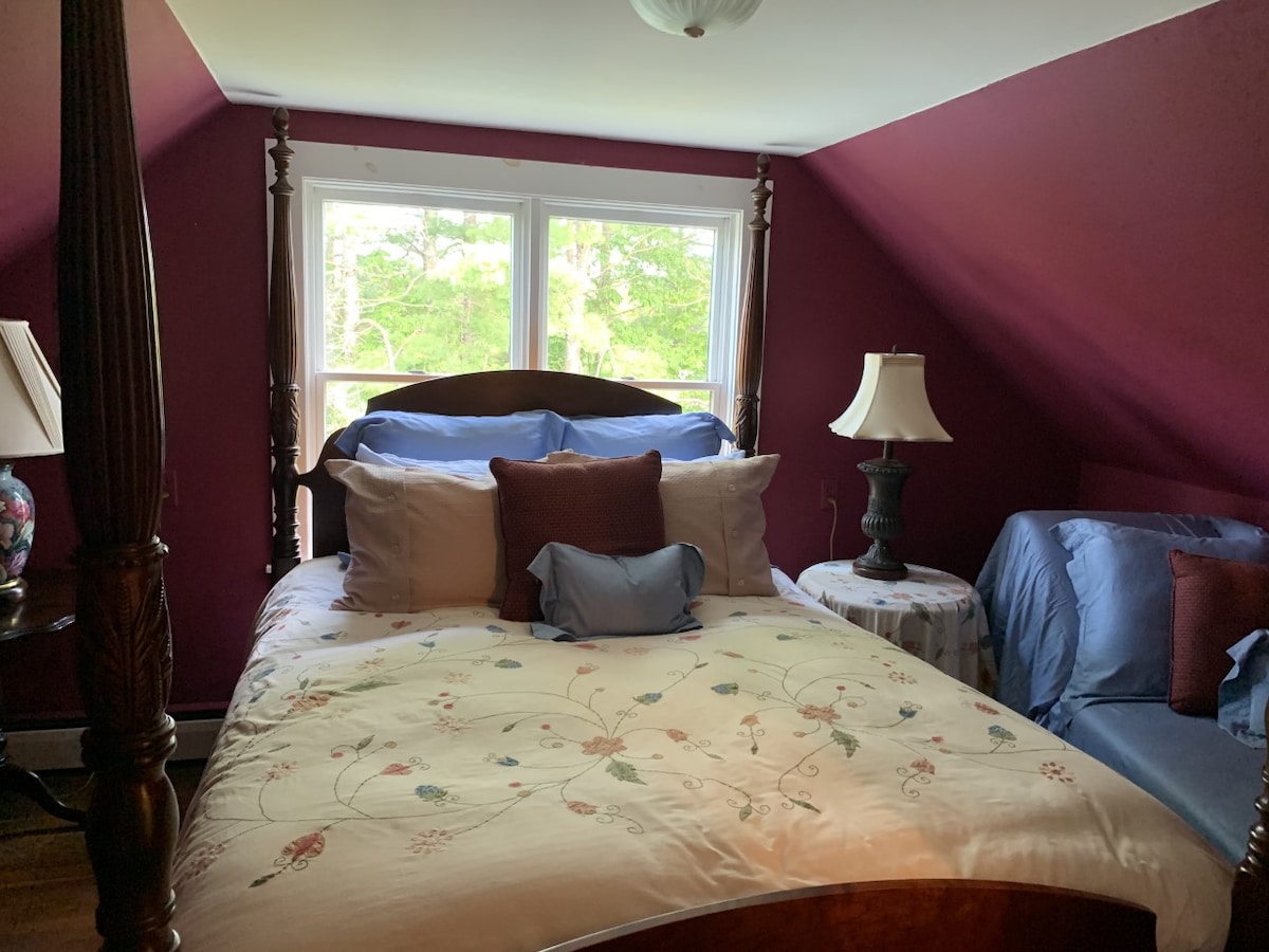 Ruby Suite - súkromná spálňa s manželskou posteľou Queen na 2. poschodí s posedením a polovičnou kúpeľňou