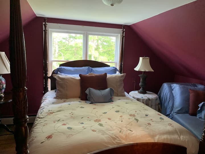 Рубинен суит - самостоятелна спалня с двойно легло на 2 - ри етаж с кът за сядане и полубаня