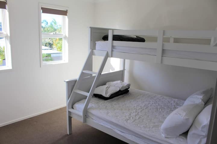 Tercer dormitorio con literas triples