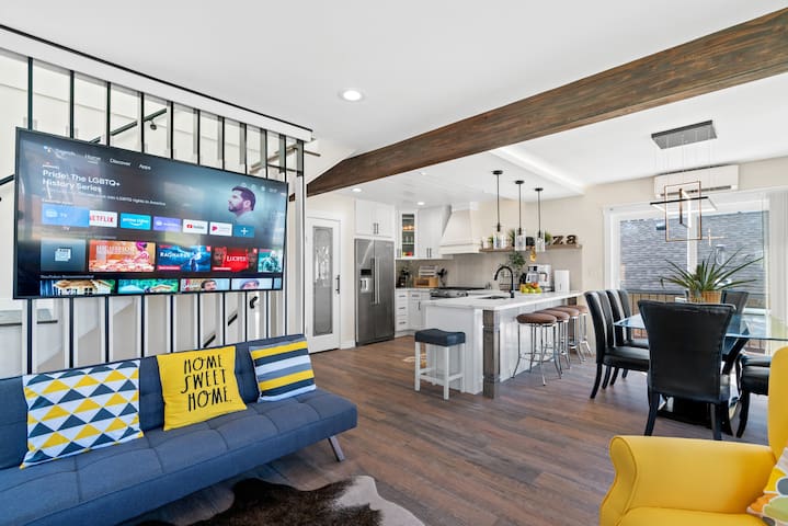 Beautiful updated Seattle house w/hot tub & Sauna