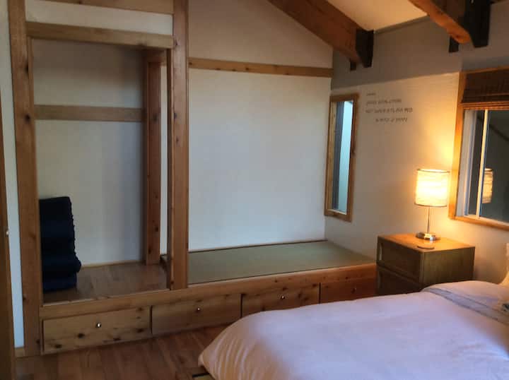 Მთავარი საძინებელი / მე-2 საწოლი გარდაიქმნება ტატამის კუთხეებად