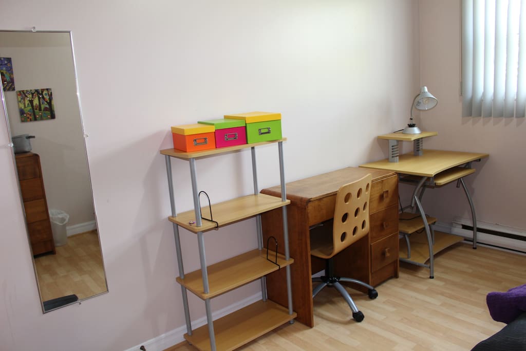 Bureau de travail, d'ordinateur et bibliothèque.