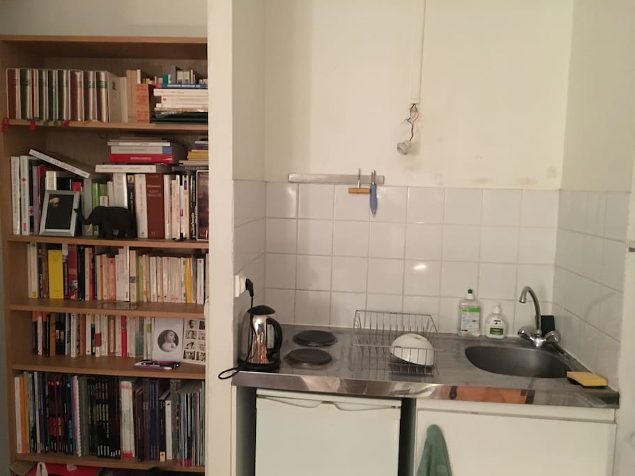 La cuisine est sommaire, mais parfaitement fonctionnelle: deux plaques électriques, un évier, une bouilloire, un réfrigérateur et un petit placard avec tous les ustensiles de cuisine nécessaires.