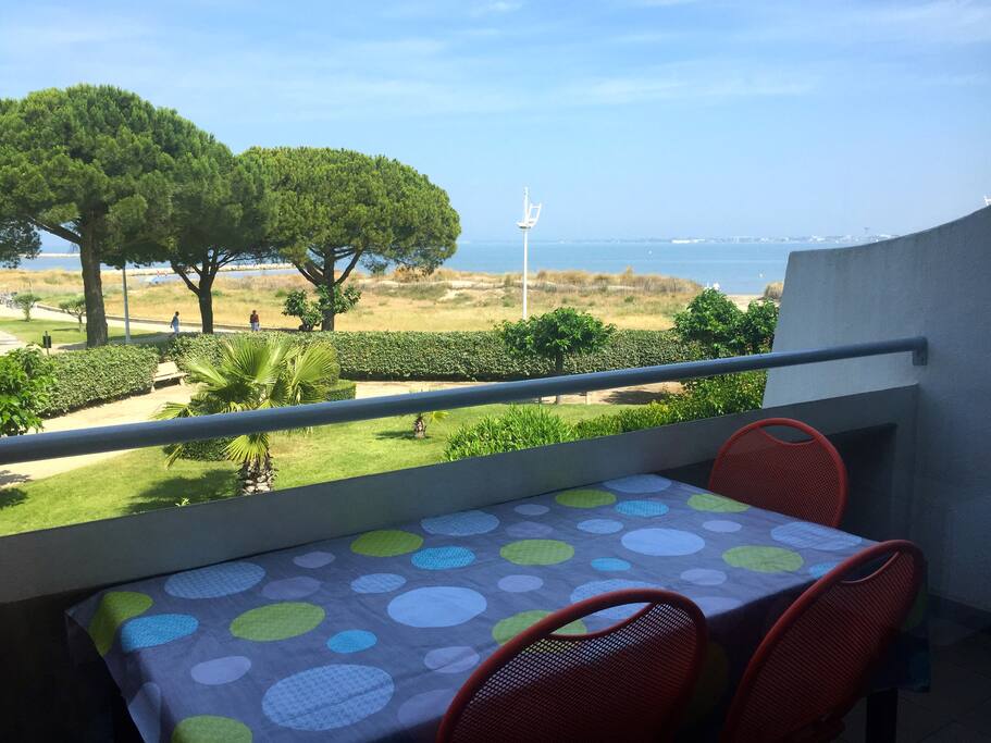 Terrasse-balcon vue mer orientation Ouest. Vous pourrez profiter pleinement de la vue exceptionnelle et prendre vos pdj et repas...