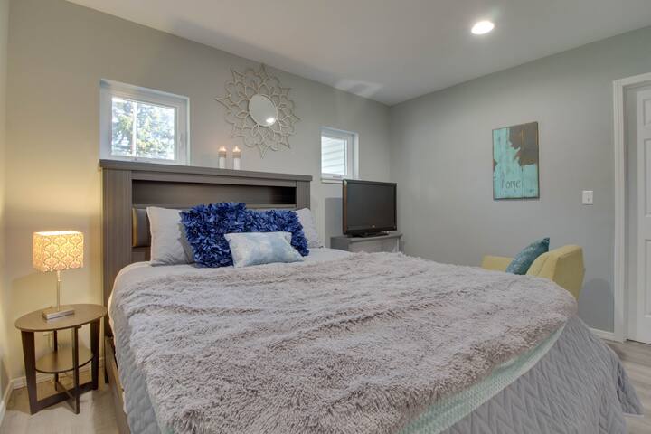 Dog Friendly Central Rim stylish suite next to DT!