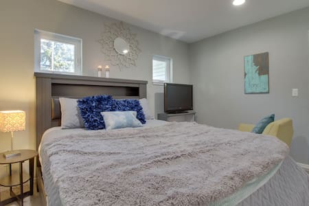 Dog Friendly Central Rim stylish suite next to DT!