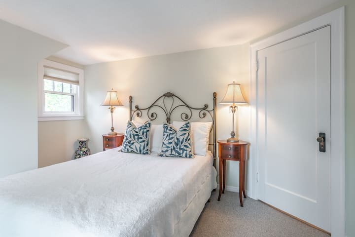 Second Queen bedroom with clean linens, pillows and closet. 