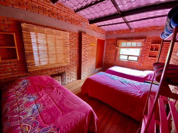 Habitación con 3 camas individuales, con baño
