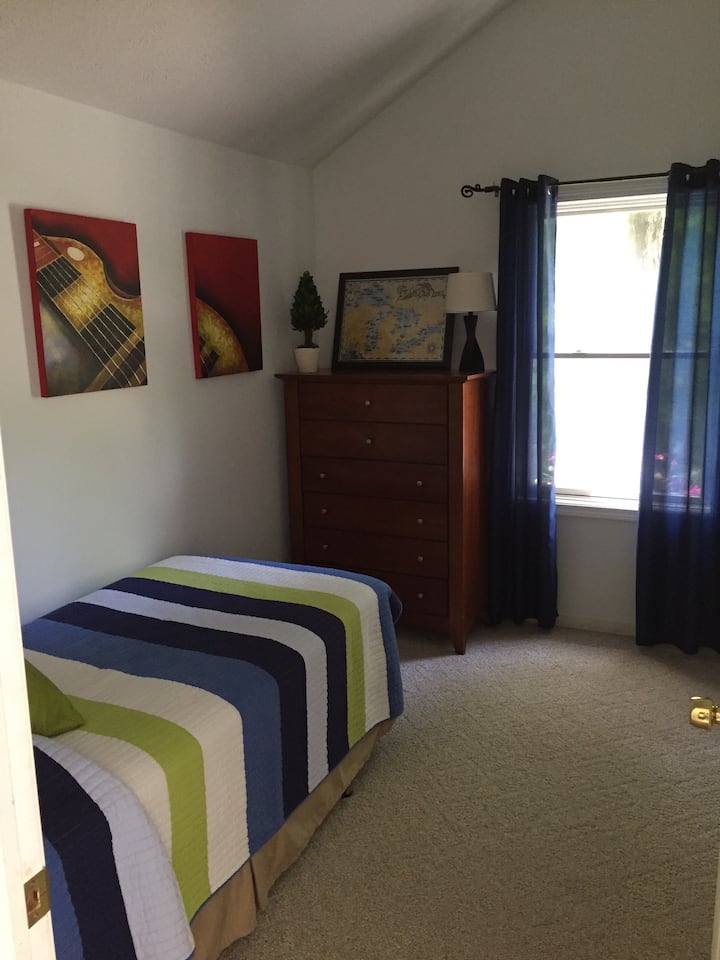 Dormitorio en el nivel superior con cama tamaño queen y una cama doble.