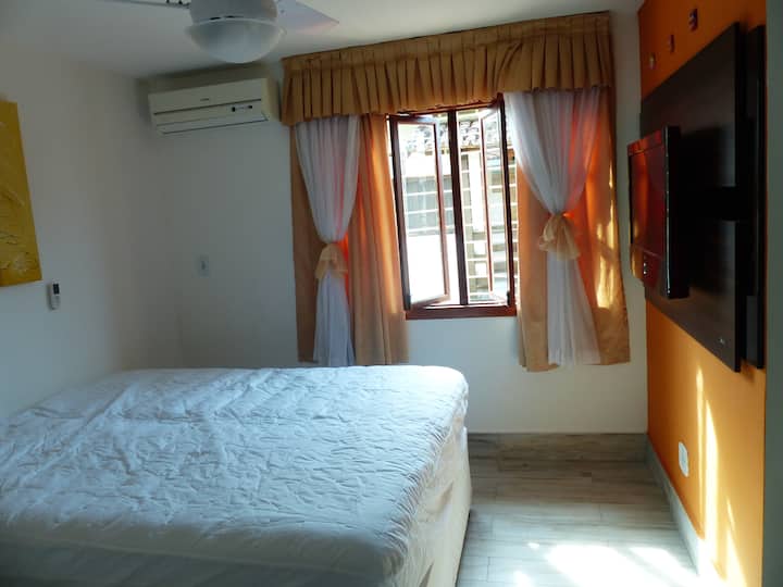 2 lits simples avec 2 lits d'appoint dans la salle de bain attenante 2. Mettre dans un lit double en quenn