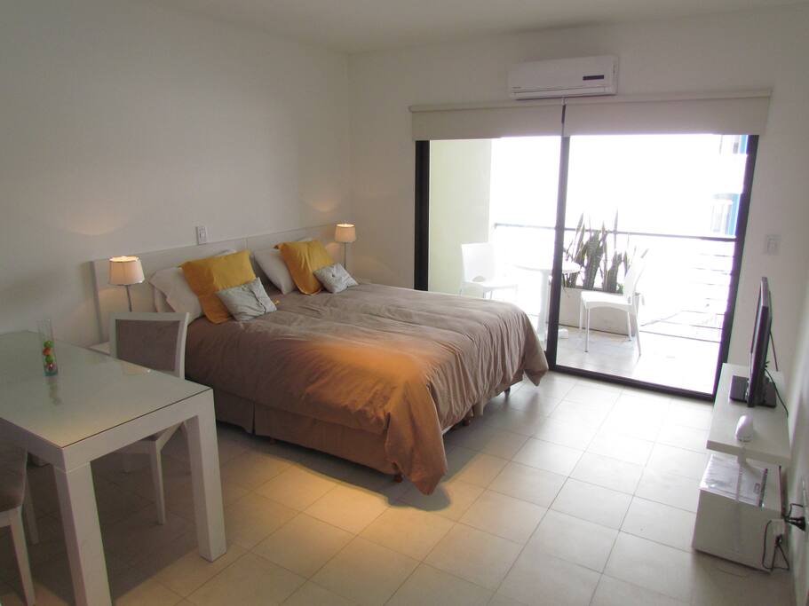 Bedroom with queen size bed (option to separate and have two twins) 32¨ LCD TV with Cable. AC (hot and cold) Internet Wi-Fi