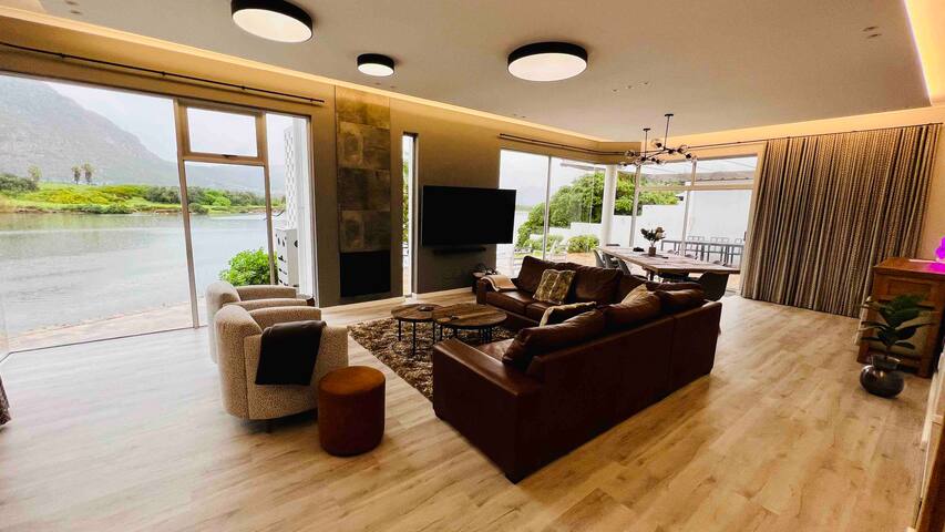 Lakeside Paradise-spacious with unlimited views gallery image 2