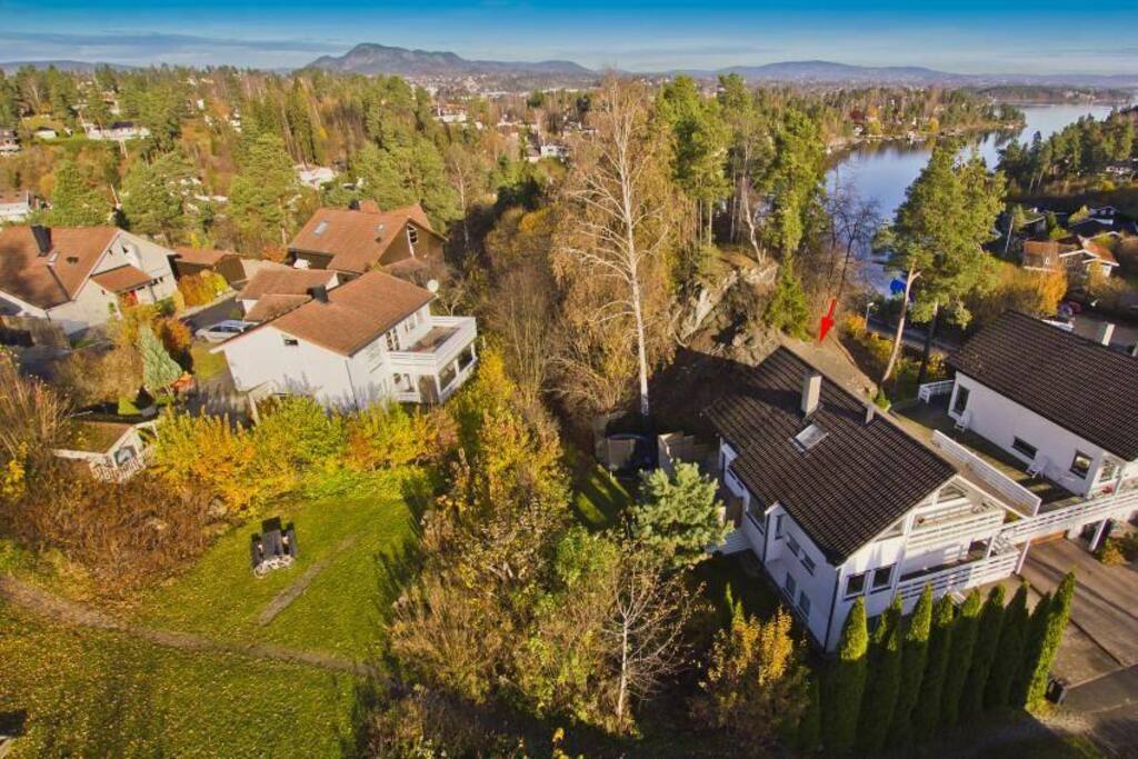 Flyfoto over naboområdet med lekeplass og friområdet