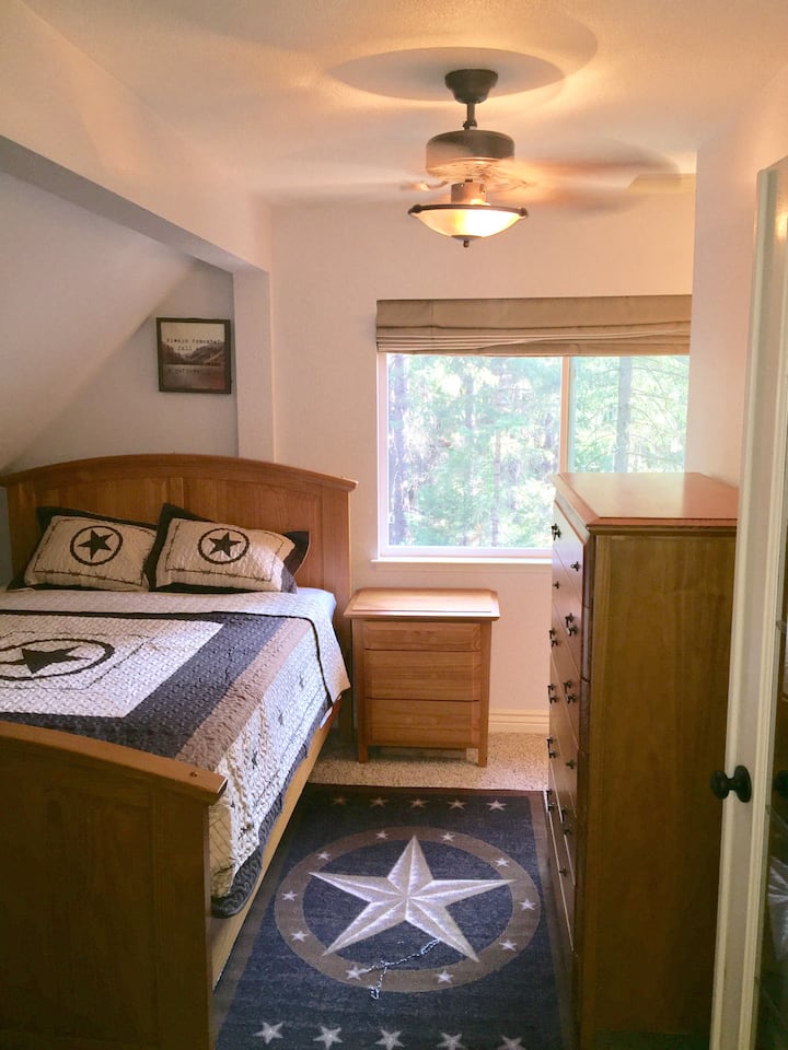 Დედოფლის ზომა ზემო საძინებელში, ნახევრად აბაზანით და ტყის ხედებით უკანა ეზოში. 