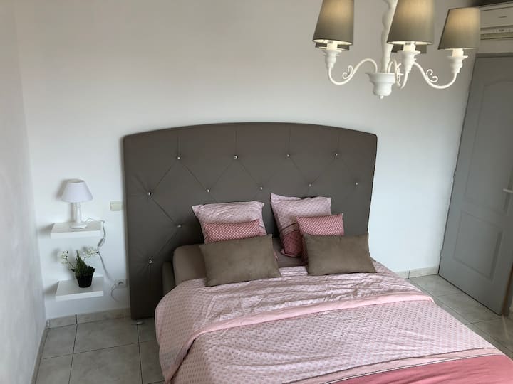 3er dormitorio con armario ,posible poner la cuna o cama plegable o colchón inflable de dos plazas 

Cama maletero