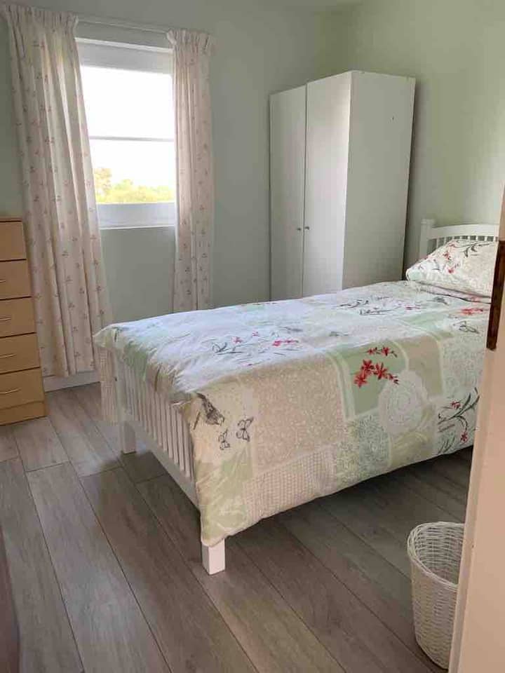 Camera da letto singola in basso