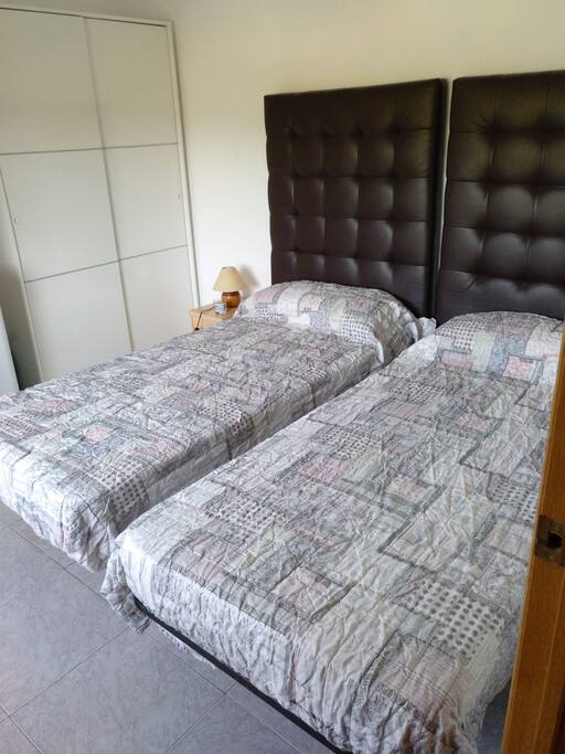 Dormitorio dos camas grandes