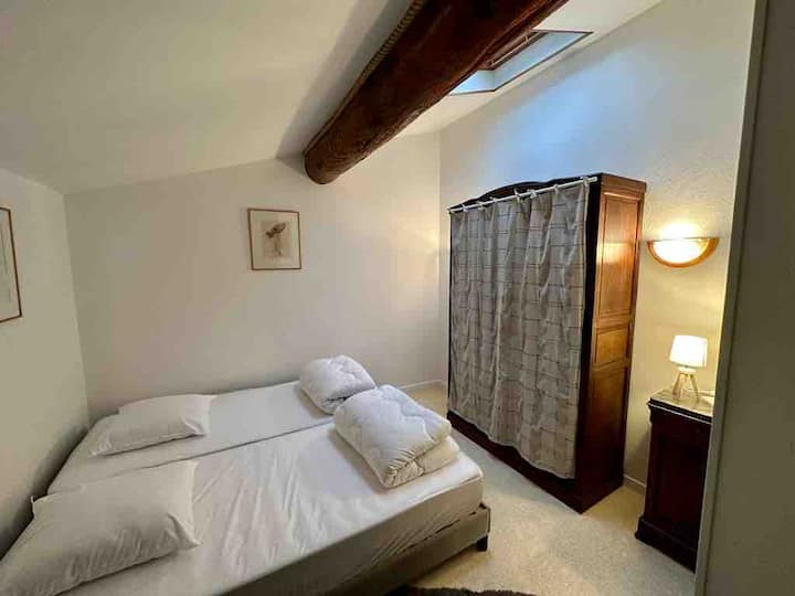 Camera da letto 1: un armadio per il deposito di vestiti e cose.