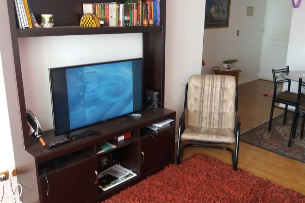 Amplio espacio con TV, cable.