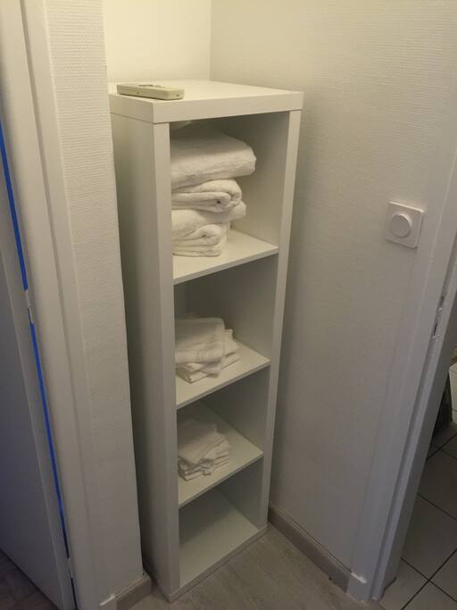 Couloir, meuble avec serviettes.