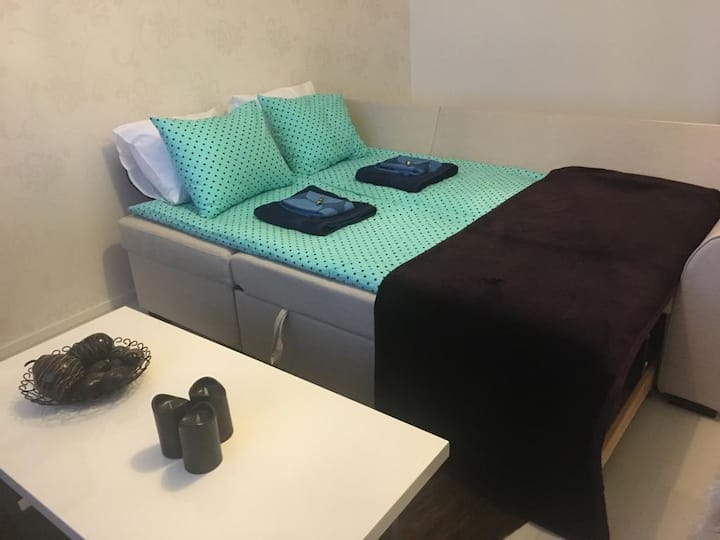 vuodesohva olohuoneessa 2 hengelle