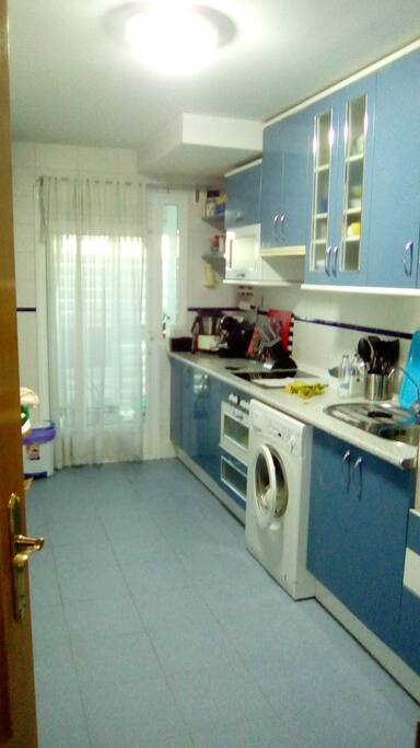 Cocina completa con disposición de uso en su totalidad
