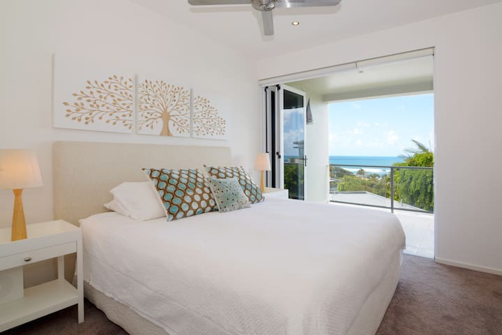 Sunshine Beach Penthouse, close to beach and shops