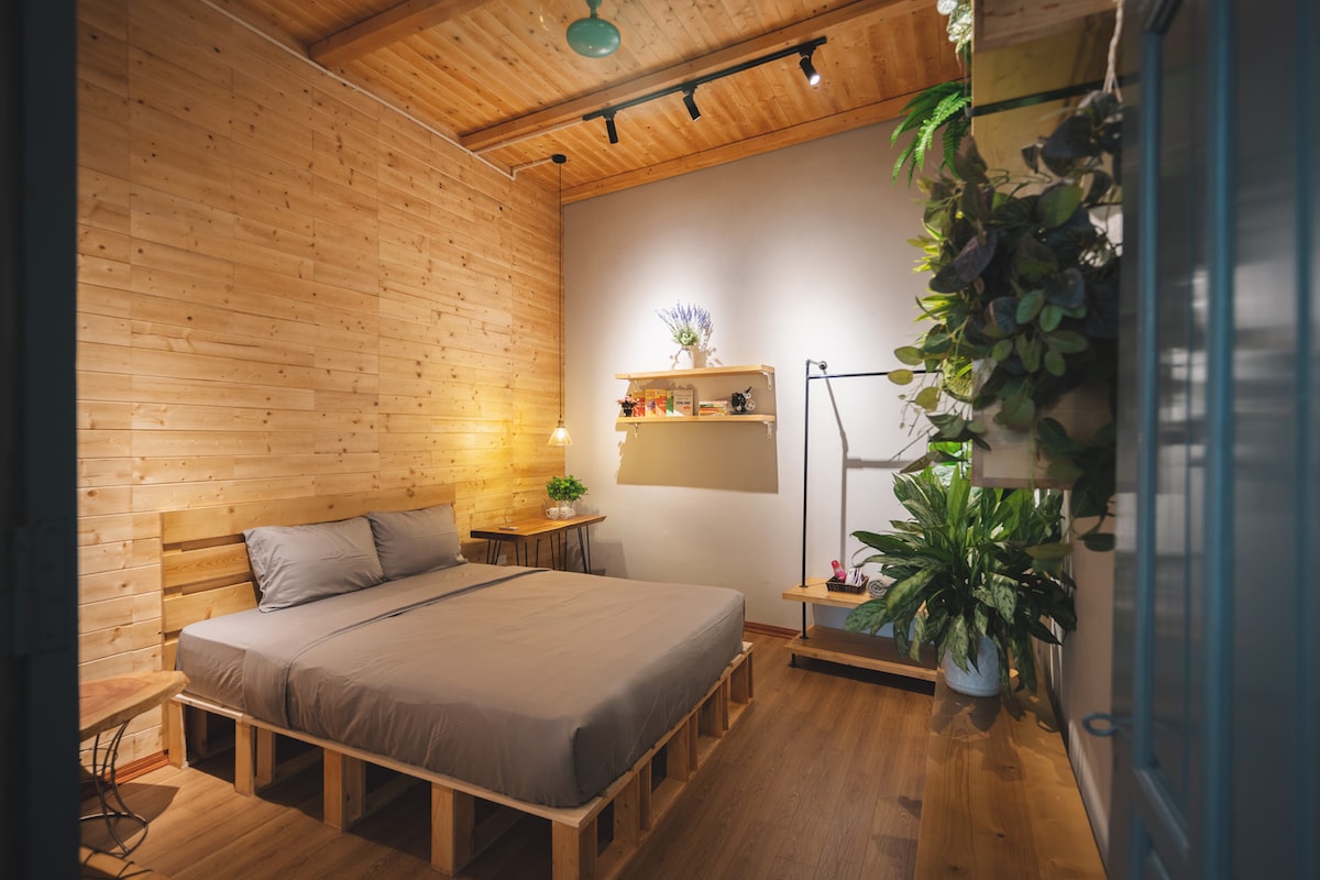 Una pequeña puerta ecológica lejos de la ciudad del ajetreo