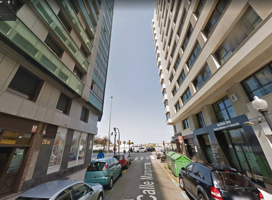 Situado a escasos metros de la playa de San Lorenzo y del parque Isabel la Católica, podrás desplazarte andando a las principales zonas y eventos turísticos de la Ciudad, y si decides coger el coche y conocer Asturias, la proximidad con las principales Autovias/Autopistas (a 4 minutos en coche) te facilitaran enormemente las cosas.